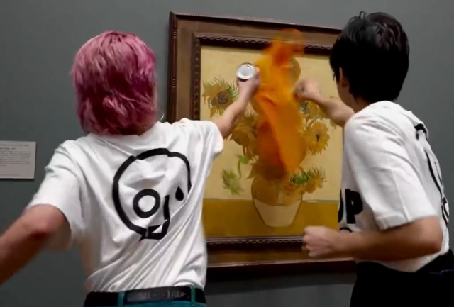 Ακτιβίστριες πέταξαν τοματόσουπα στον πίνακα «Ηλιοτρόπια» του βαν Γκογκ [ΒΙΝΤΕΟ]