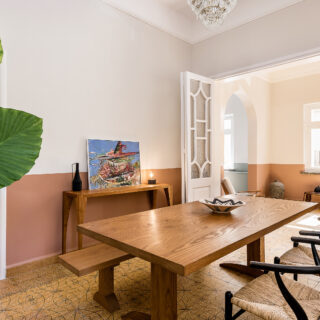 Στα Χανιά, σε μια ανακαινισμένη κατοικία του μεσοπολέμου, που διατηρεί τη μοναδικότητά της