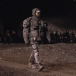 Εμφάνιση έκπληξη του Κάνιε Γουέστ στο σόου του Balenciaga στο Παρίσι [BINTEO]