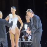 Bella Hadid: Οι Coperni έφτιαξαν το φόρεμα της με σπρέι πάνω στην πασαρέλα [ΒΙΝΤΕΟ]