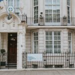 ΝΕΟΝ: Μια έκθεση στο Λονδίνο φέρνει σε επαφή το έργο του Γιώργου Σεφέρη με 12 ελληνόφωνους καλλιτέχνες