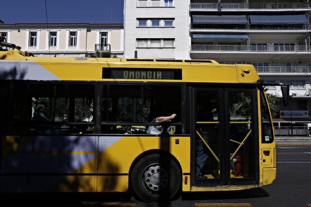 Φάληρο: Έπεσε οροφή λεωφορείου με 40 επιβάτες