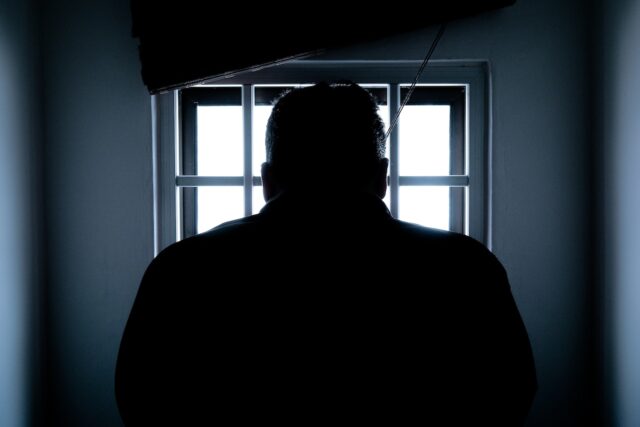Ομαδικό βιασμό και ξυλοδαρμό στις φυλακές καταγγέλλει 17χρονος