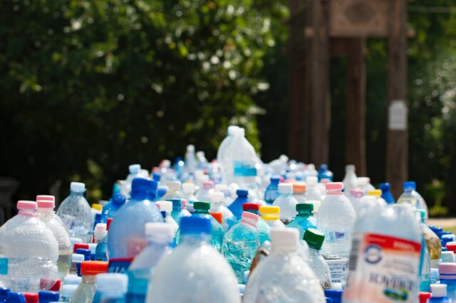 «Μύθος» η ανακύκλωση του πλαστικού, σύμφωνα με την Greenpeace