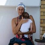 Αθλήτρια πόλο ταΐζει το μωρό της σε αγώνα