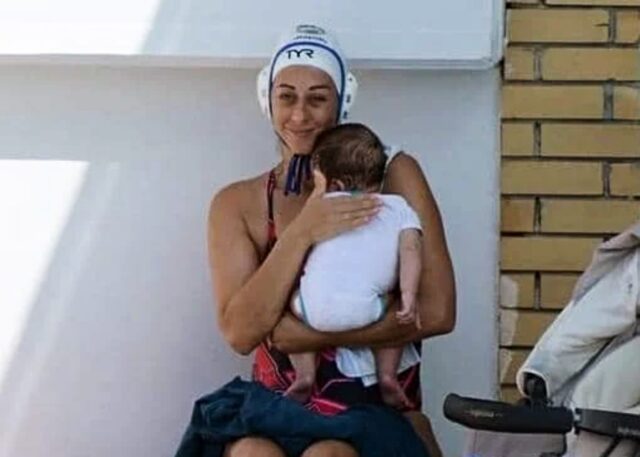 Αθλήτρια πόλο ταΐζει το μωρό της σε αγώνα