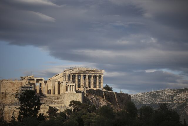 ΣτΕ: Καλεί τον Δήμο Αθηναίων να κατεδαφίσει τους δύο ορόφους του ξενοδοχείου της Coco-Mat στην Ακρόπολη