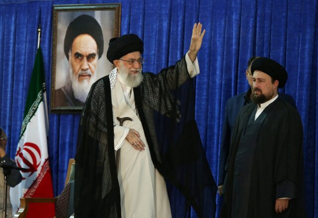 Ιράν: Διαδηλωτές φαίνεται πως έκαψαν το πατρογονικό σπίτι του αγιατολάχ Χομεϊνί
