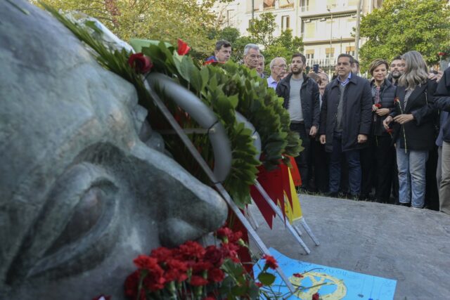 Ο Αλ. Τσίπρας κατέθεσε στεφάνι στο Πολυτεχνείο: «Το μήνυμα της εξέγερσης του Νοέμβρη πιο επίκαιρο από ποτέ»