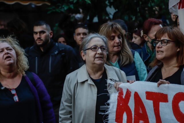 Έξωση στην δημοσιογράφο Ι. Κολοβού – Προσήχθησαν η ίδια και ο γιος της [ΒΙΝΤΕΟ]