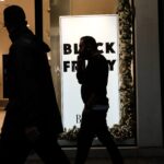 Black Friday: Στο κυνήγι για προσφορές και μεγάλες εκπτώσεις οι καταναλωτές