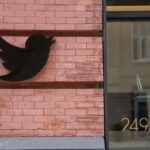 Bloomberg: Ο Έλον Μασκ σχεδιάζει να απολύσει το 50% των εργαζομένων του Twitter