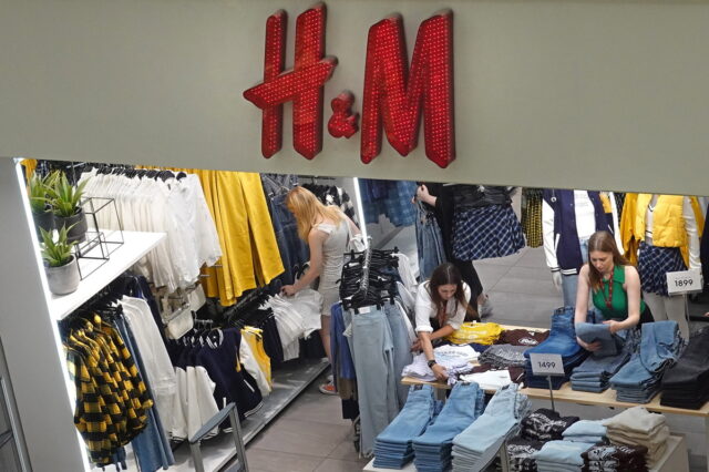 Η H&M ετοιμάζεται να απολύσει 1.500 υπαλλήλους