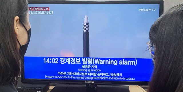Εκτόξευση 10 πυραύλων από τη Βόρεια Κορέα