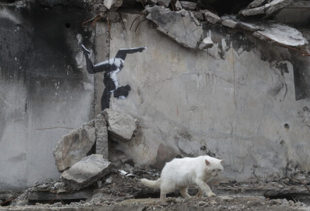 Η τέχνη του Banksy στα ερείπια τoυ Kιέβου
