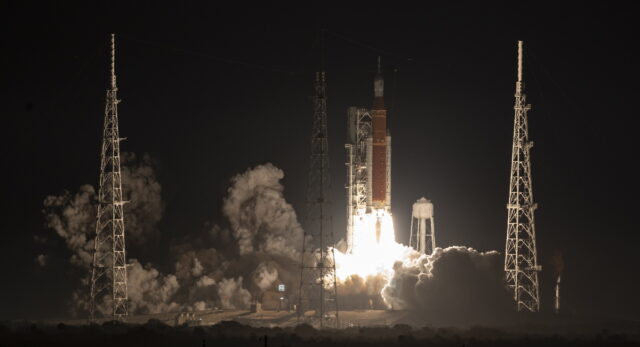 Artemis 1: Η NASA επιστρέφει στη Σελήνη με τον πιο ισχυρό της πύραυλο