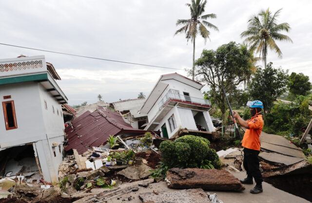 Τους 271 έφτασαν οι νεκροί από τον σεισμό στην Ινδονησία