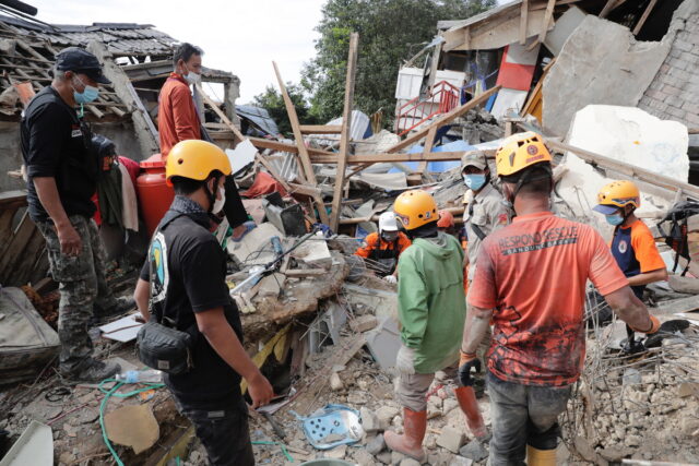 Ινδονησία: Ανέσυραν ζωντανό 6χρονο αγόρι δύο ημέρες μετά το σεισμό [ΒΙΝΤΕΟ]