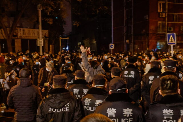 Κίνα: Αστυνομία και λογοκρισία μετά τις πρωτοφανείς κινητοποιήσεις του Σαββατοκύριακου κατά των υγειονομικών μέτρων