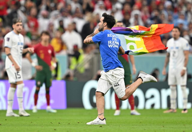 Μουντιάλ 2022: Ακτιβιστής μπήκε στο γήπεδο με σημαία ΛΟΑΤΚΙ+ και συνθήματα για Ιρανές και Ουκρανία