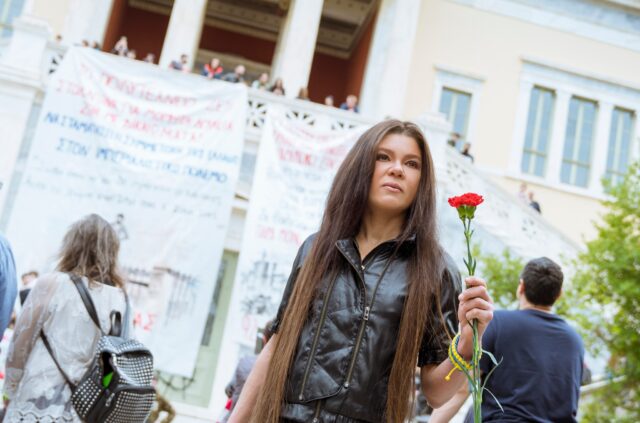 Η Ρουσλάνα κατέθεσε λουλούδι στο Πολυτεχνείο