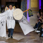 Ο Λάκης Γαβαλάς αποθεώθηκε σε ντεφιλέ μόδας στο Παρίσι