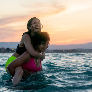 The Swimmers: Από τη βομβαρδισμένη Συρία, στους Ολυμπιακούς του Ρίο και η ιστορία της ζωής τους στο Netflix