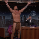 Τζέισον Μομόα: Γδύθηκε live σε βραδινή εκπομπή [ΒΙΝΤΕΟ]