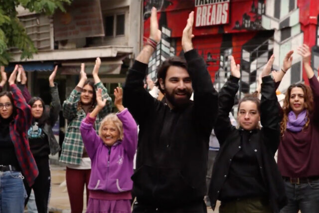 Βίντεο: Κάτοικοι των Εξαρχείων διαμαρτύρονται κάνοντας flashmob έξω από το μετρό στην πλατεία