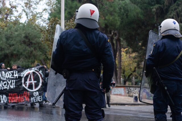 Οκτώ προσαγωγές και τέσσερις συλλήψεις κατά την επιχείρηση εκκένωσης κατάληψης στη Θεσσαλονίκη