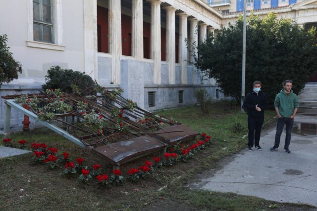 Άνοιξαν οι πύλες του Πολυτεχνείου για τον εορτασμό της 49ης επετείου της εξέγερσης