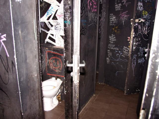 Είναι οι τουαλέτες το απόλυτο μέρος σε ένα club; Εννοείται!