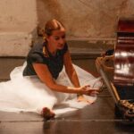 «Κόκκινη Κλωστή»: Η «μοναχική περιπλάνηση» της Ελευθερίας Ρίζου στο Θέατρο Φούρνος