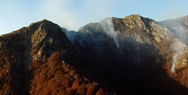 Ανεξέλεγκτη πυρκαγιά στο Παπίκιο επί δυο εβδομάδες – Πέρασαν στη Βουλγαρία οι φλόγες [ΒΙΝΤΕΟ]