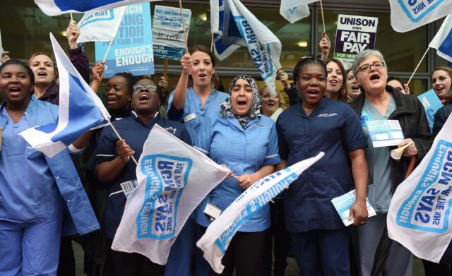 Οι νοσηλευτές και οι νοσηλεύτριες του NHS απεργούν σήμερα για πρώτη φορά εδώ και 106 χρόνια