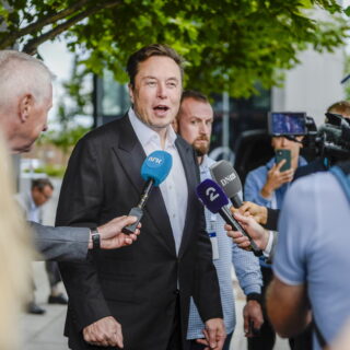 Ο Μασκ ζητά να σταματήσει η ανάπτυξη συστημάτων AI λόγω “πιθανών κινδύνων για την ανθρωπότητα”