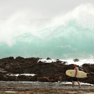 Σέρφινγκ στα μεγάλα κύματα της Gold Coast στην Αυστραλία
