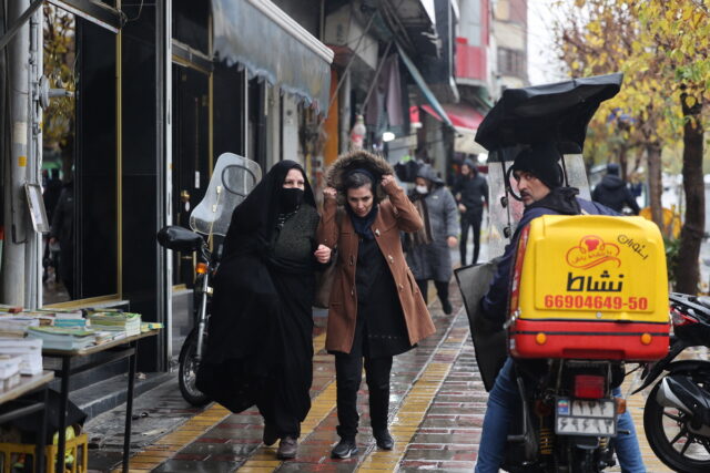 Ιράν: Ακόμη και αν επιβεβαιωθεί η κατάργηση της αστυνομίας ηθών, δεν αίρεται ο ενδυματολογικός κώδικας των γυναικών