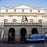 Ιταλία: Ακτιβιστές για το κλίμα έριξαν μπογιά στη Λα Σκάλα του Μιλάνου [ΒΙΝΤΕΟ]