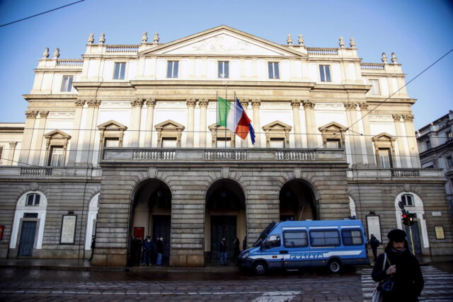 Ιταλία: Ακτιβιστές για το κλίμα έριξαν μπογιά στη Λα Σκάλα του Μιλάνου [ΒΙΝΤΕΟ]