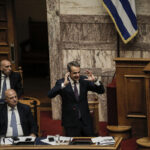 Politico για την «κληρονομιά» Μητσοτάκη: Παραβιάσεις δικαιωμάτων, ασφυξία Τύπου και κατασκοπευτικά σκάνδαλα