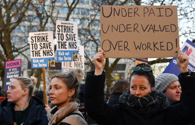 Βρετανία: Προς μισθολογική συμφωνία κινούνται η κυβέρνηση και τα συνδικάτα υγειονομικών