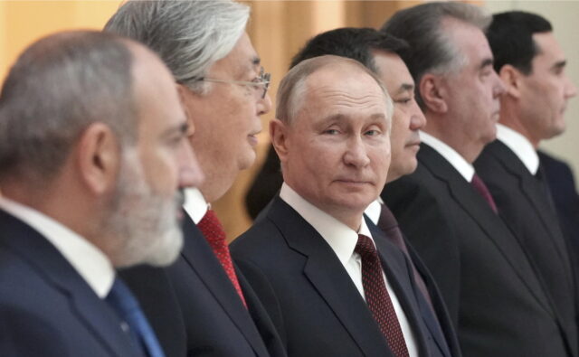 Ο Πούτιν απαγορεύει τις εξαγωγές ρωσικού πετρελαίου σε κράτη που υιοθέτησαν το πλαφόν