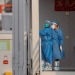 Ο κορωνοϊός «επελαύνει» την Κίνα: Μεγάλη πίεση σε νοσοκομεία και γραφεία κηδειών