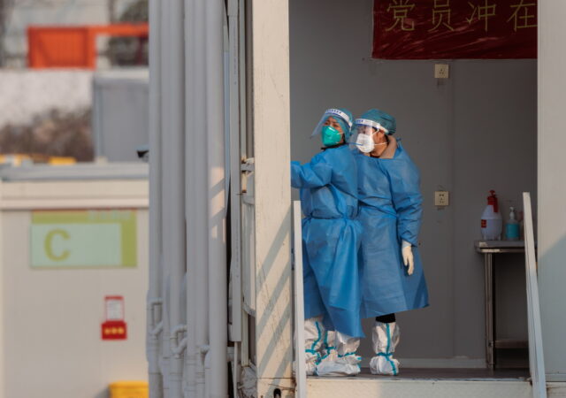 Ο κορωνοϊός «επελαύνει» την Κίνα: Μεγάλη πίεση σε νοσοκομεία και γραφεία κηδειών
