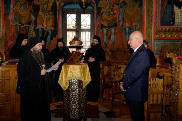 Νίκος Δένδιας: Λιποθύμησε κατά τη διάρκεια της Θείας Λειτουργείας στο Άγιο Όρος