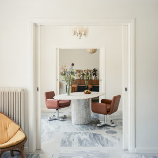 Στην Κυψέλη, σε ένα ανακαινισμένο διαμέρισμα του 1950 που διατηρεί και σήμερα την αίγλη του