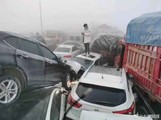 Καραμπόλα με περισσότερα από 200 αυτοκίνητα στην Κίνα – Νεκρός ένας οδηγός [ΒΙΝΤΕΟ]