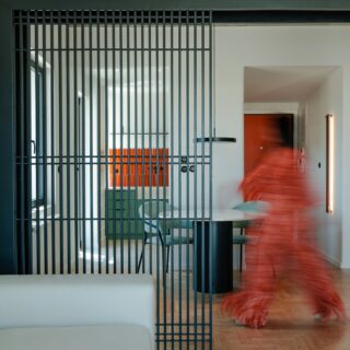 Σε μία πολυκατοικία του ’60, στεγάζεται σήμερα ένα κομψό ρετιρέ με θέα την Ακρόπολη