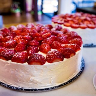 Τα “νανά γιώτη γλυκά από σπίτι” φτιάχνουν την καλύτερη Πάβλοβα για το γιορτινό σας τραπέζι!